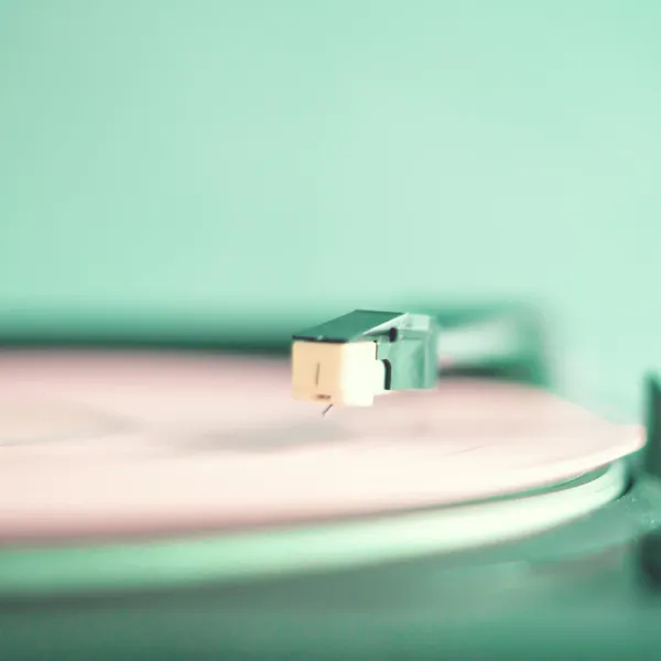 Retro turntable with pink vinyl — Stock Photo, Image