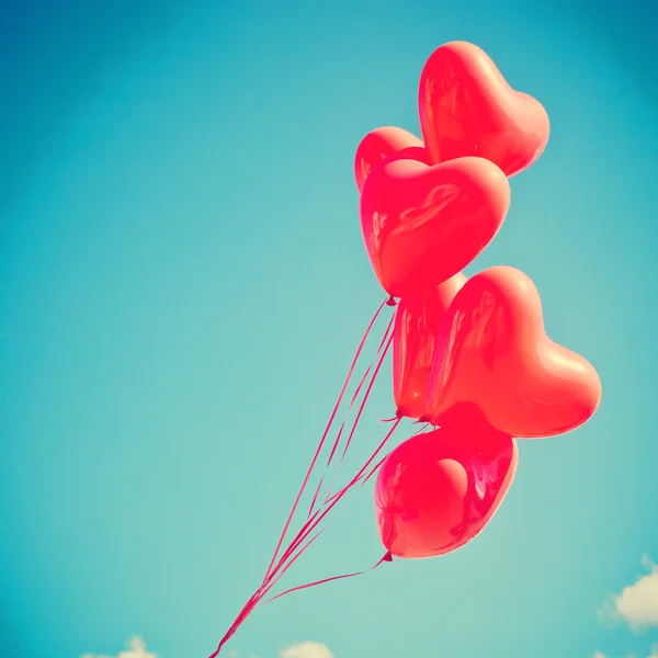 Liefde ballonnen op blauwe hemel — Stockfoto
