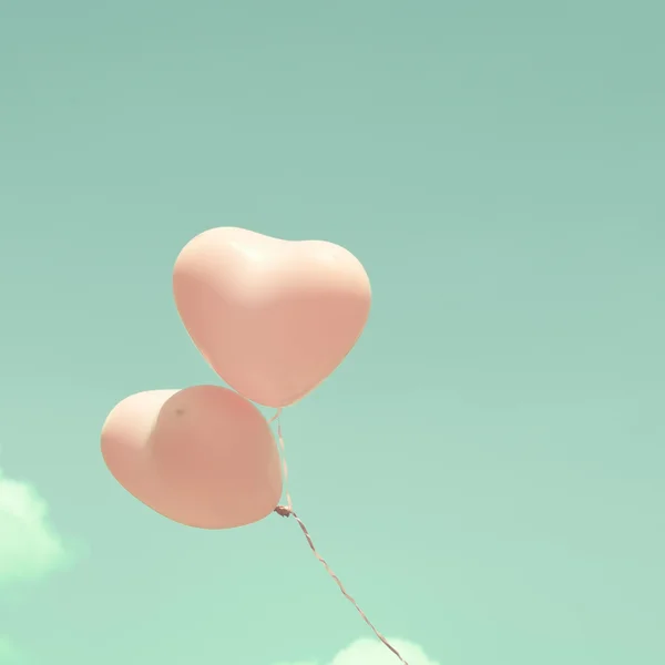 复古爱情气球飘上薄荷天空 — 图库照片