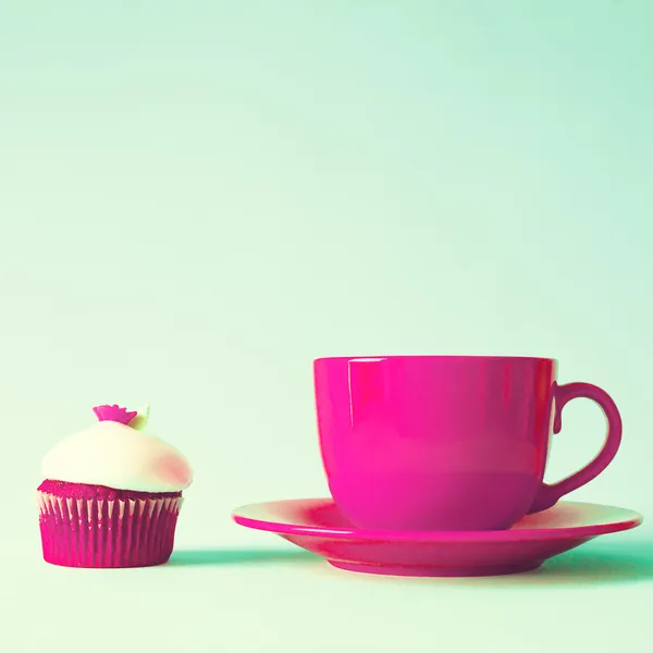 Cup of tea or coffee and cupcake — Stock Photo, Image