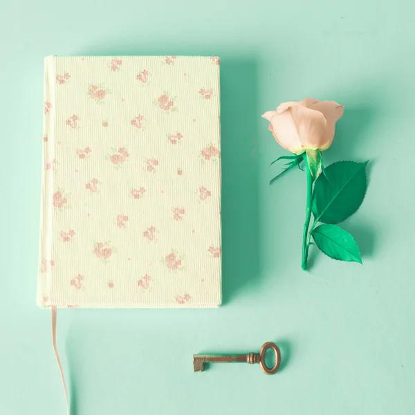 Quaderno con rosa e chiave — Foto Stock