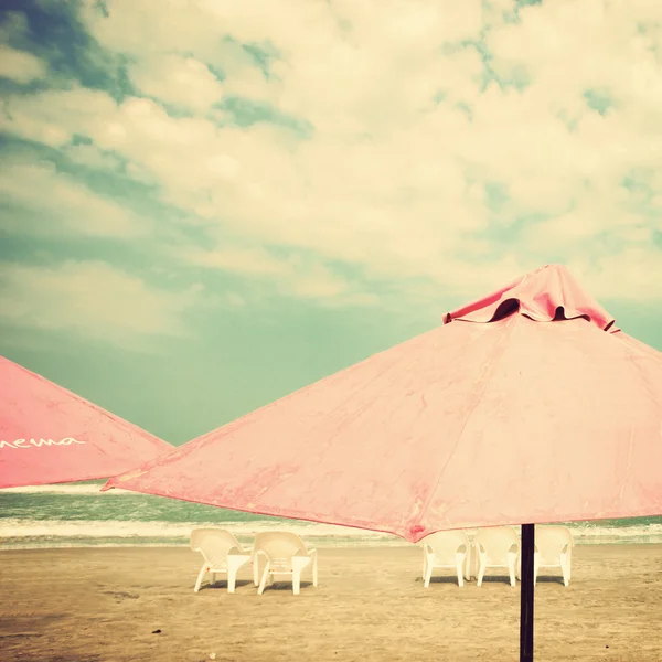 Beach chairs and umbrellas — Stock Photo, Image