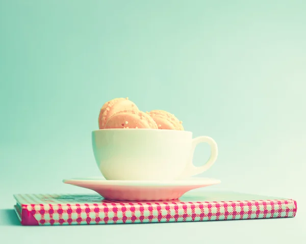 Macarrones en taza en portátil retro —  Fotos de Stock