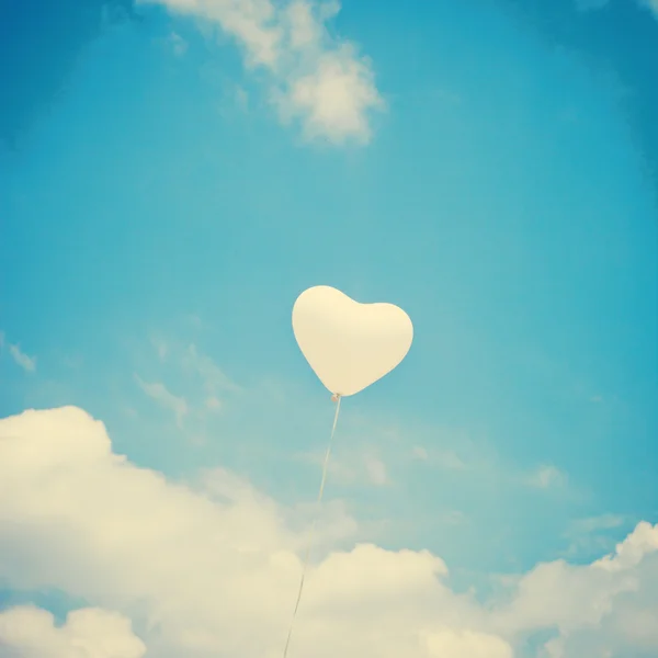 Kalp balon vintage gök — Stok fotoğraf