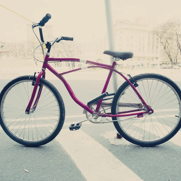 Vélo violet dans la rue de la ville — Photo