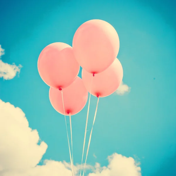 Ballons roses sur le ciel — Photo