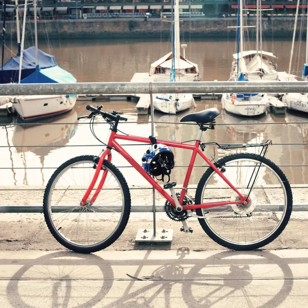 Fahrrad im Hafen — Stockfoto