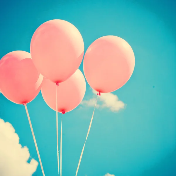 Rosa Luftballons am Himmel — Stockfoto