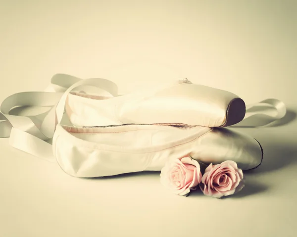 Bahar bale ayakkabıları ile Vintage natürmort — Stok fotoğraf