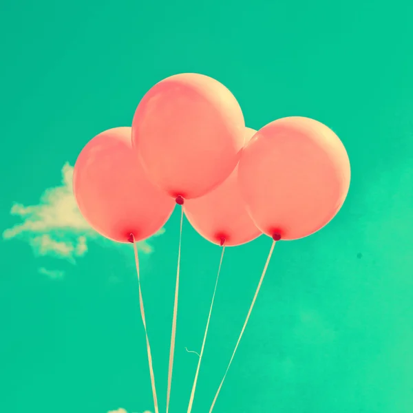 Globos rosados en el cielo retro —  Fotos de Stock