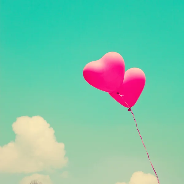 Hjärtat ballonger på vintage sky — Stockfoto