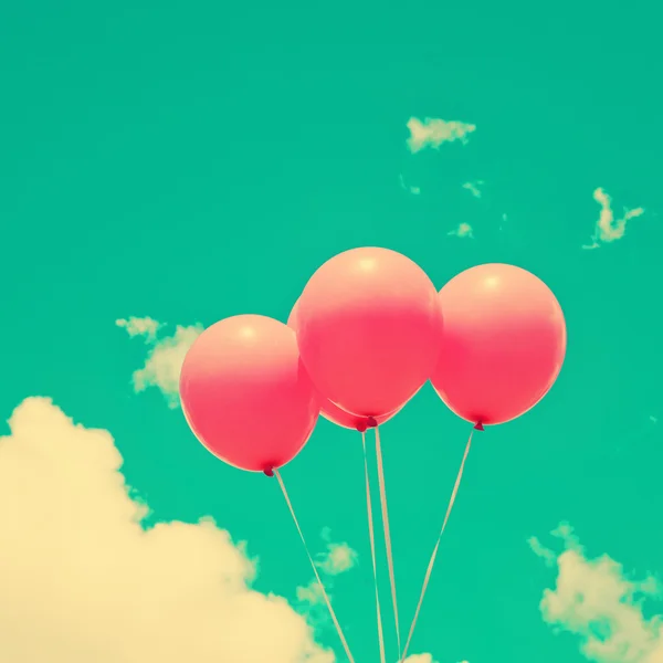 Rosafarbene Luftballons am Retro-Himmel — Stockfoto