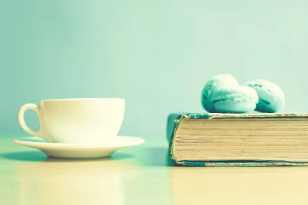 Livro velho e macaroons — Fotografia de Stock