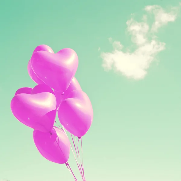 Purpurové srdce balónky na obloze máta — Stock fotografie