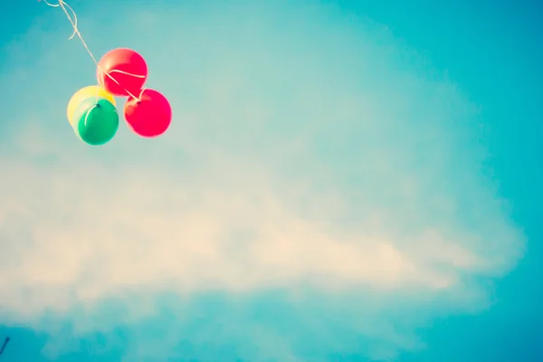 Bunte Luftballons und blauer Himmel — Stockfoto