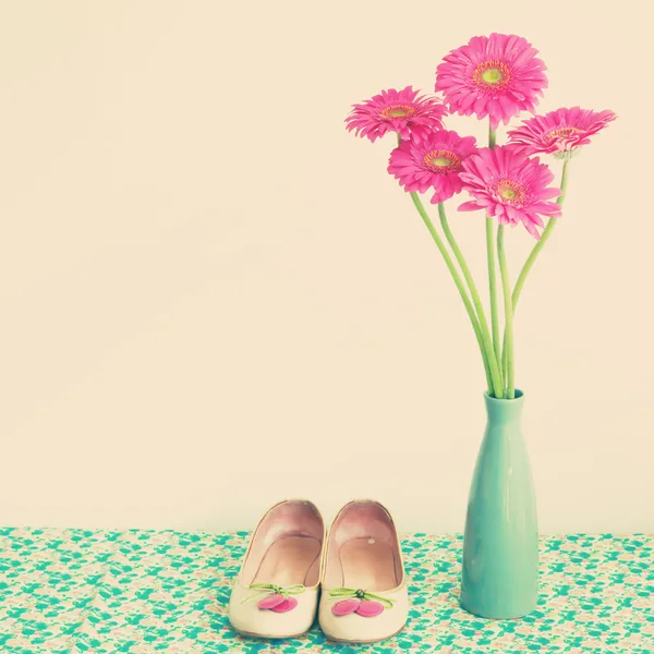 Zapatos de moda y flores rosas — Foto de Stock