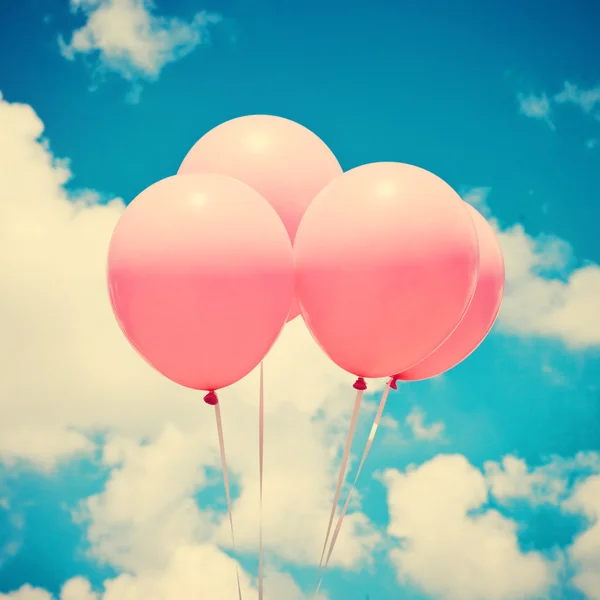 Rosa Luftballons am Himmel — Stockfoto