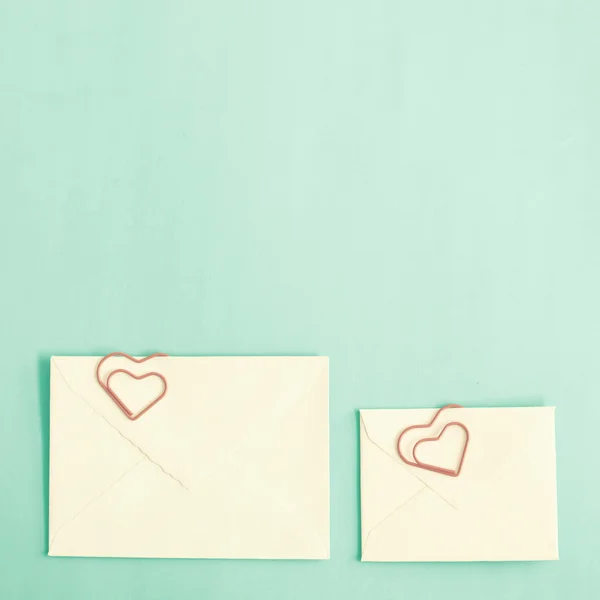 Grampos de coração e envelopes vintage — Fotografia de Stock