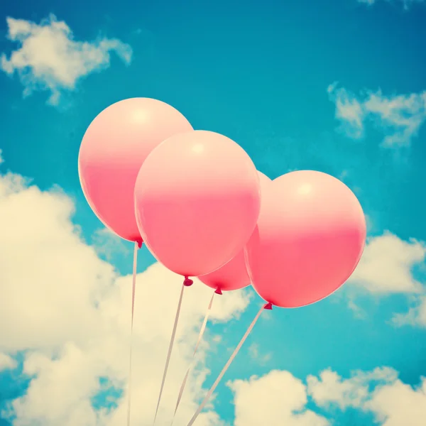 Roze ballonnen op sky — Stockfoto