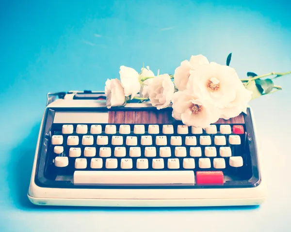 Typewriter and flowers — Stock Photo, Image