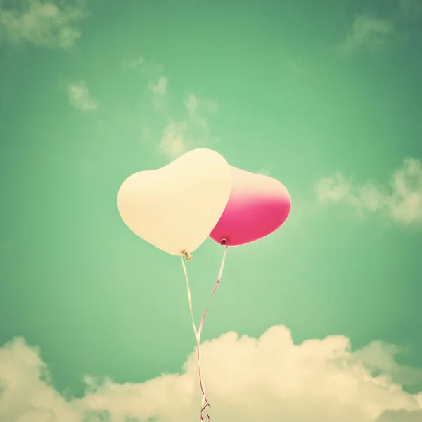 Vintage gökyüzü üzerinde kalp balonlar — Stok fotoğraf