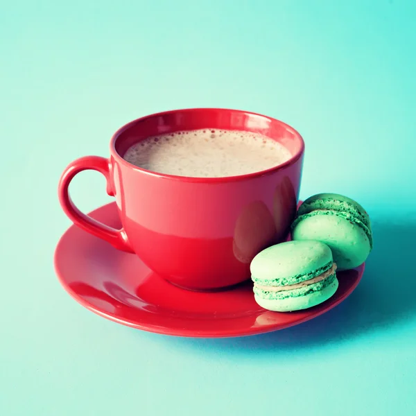 Tasse Tee oder Kaffee und Makronen — Stockfoto