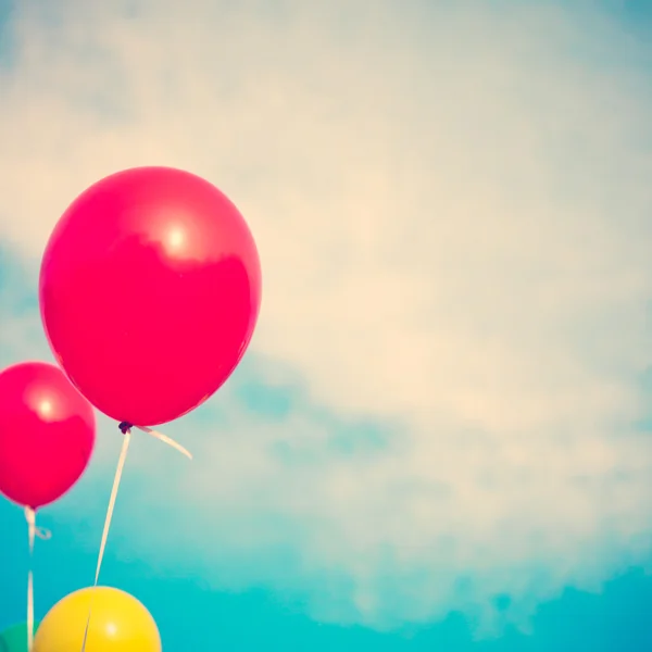 Czerwone balony i turkusowe niebo — Zdjęcie stockowe