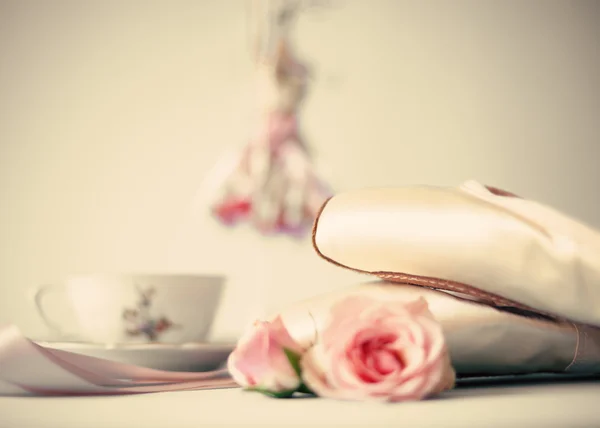 Балетная обувь и розы — стоковое фото
