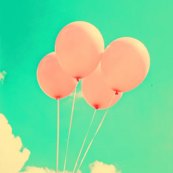 Globos rosados en el cielo retro —  Fotos de Stock