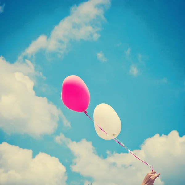 Ballonnen in vintage blauwe hemel — Stockfoto