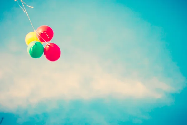 Barevné balónky a modrá obloha — Stock fotografie