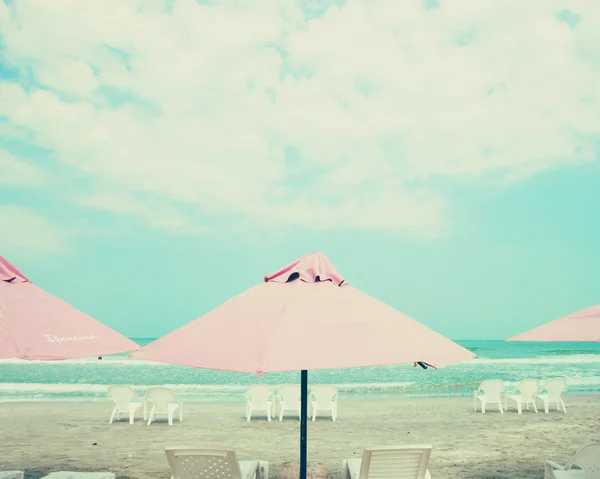Ομπρέλες και καρεκλάκια παραλίας — Φωτογραφία Αρχείου