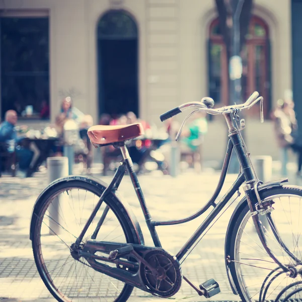 Vintage cykel i solnedgången ljus — Stockfoto