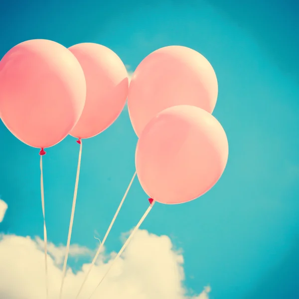 Розовые воздушные шары в небе — стоковое фото