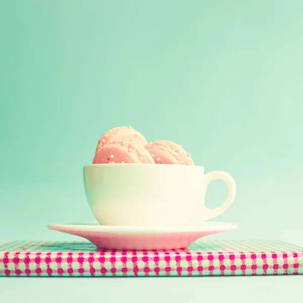 Macaron in tazza su taccuino retrò — Foto Stock
