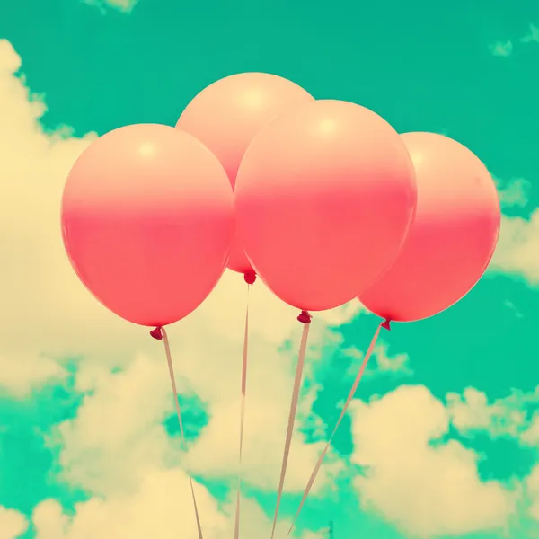 Rosa ballonger på retro sky — Stockfoto