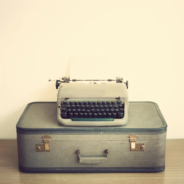 Typewriter and vintage suitcase — Stock Photo, Image