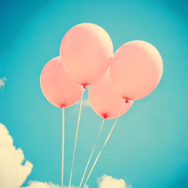 Roze ballonnen op sky — Stockfoto