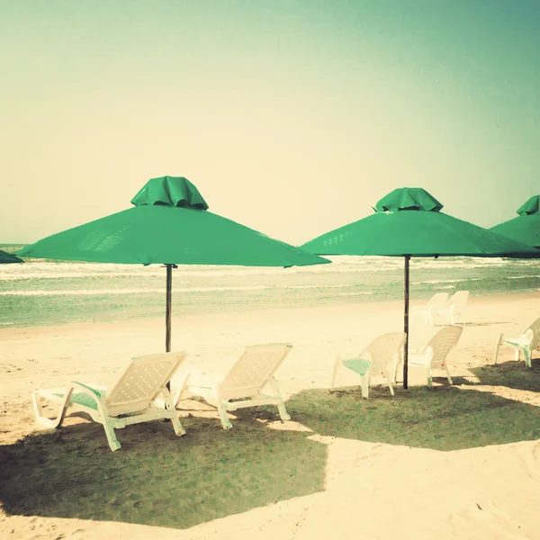 Пляжные стулья и зонтики — стоковое фото