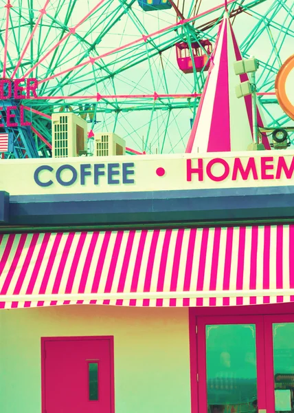 Cafe with Ferris wheel on background — Stock Photo, Image