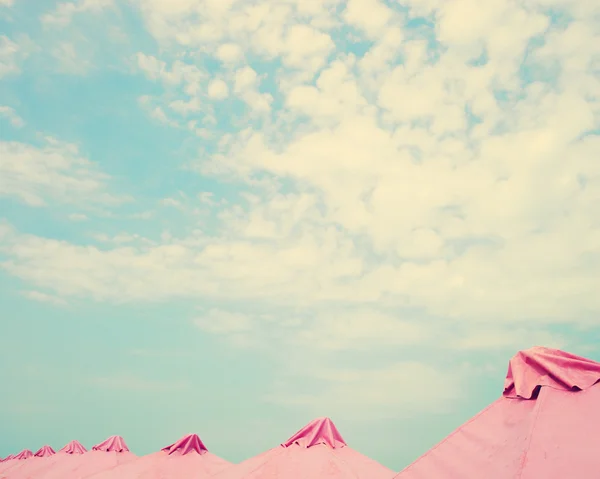ピンクのビーチ パラソル — ストック写真