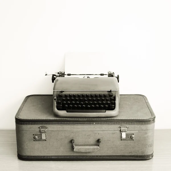 Typewriter and vintage suitcase — Stock Photo, Image
