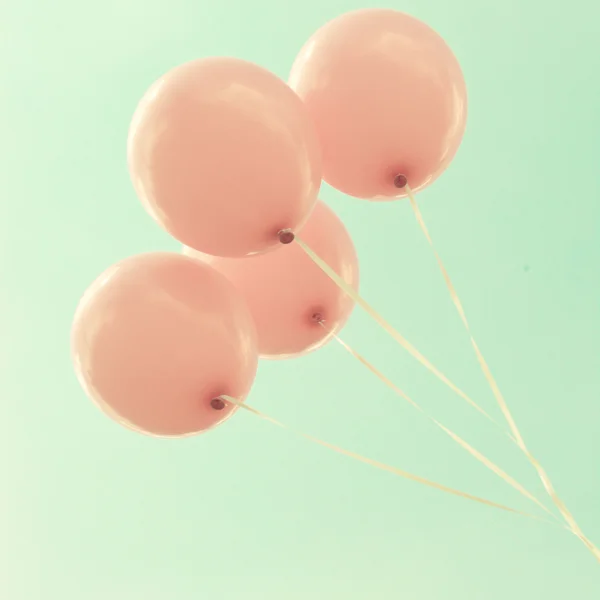 Четыре старинных розовых воздушных шара — стоковое фото