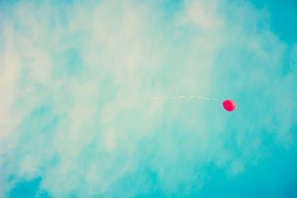 Červený balónek v letu — Stock fotografie