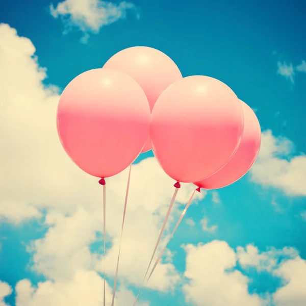 Roze ballonnen op sky — Stockfoto