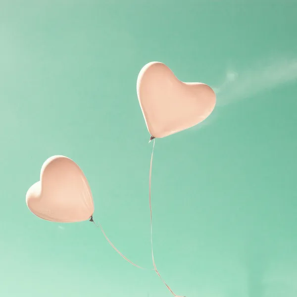 Globos de amor en el cielo de menta — Foto de Stock