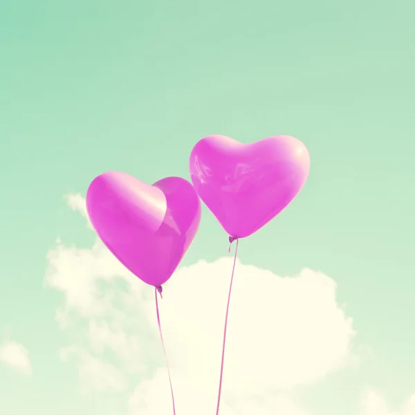 Purpurové srdce balónky na obloze máta — Stock fotografie