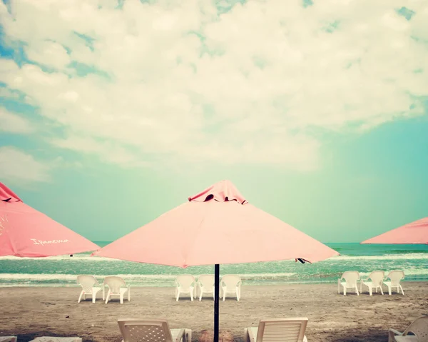 Sillas de playa y sombrillas — Foto de Stock