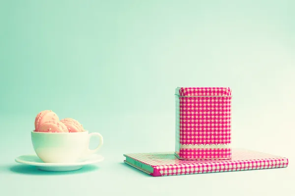 Makronen in Tasse und roter Schachtel — Stockfoto