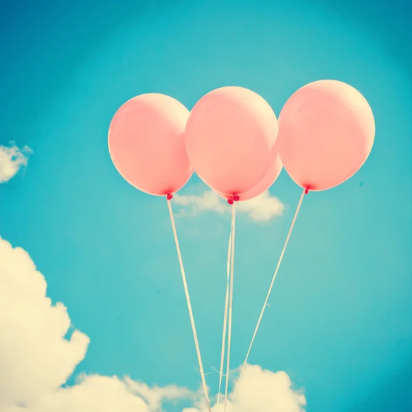 Rosa ballonger på himlen — Stockfoto
